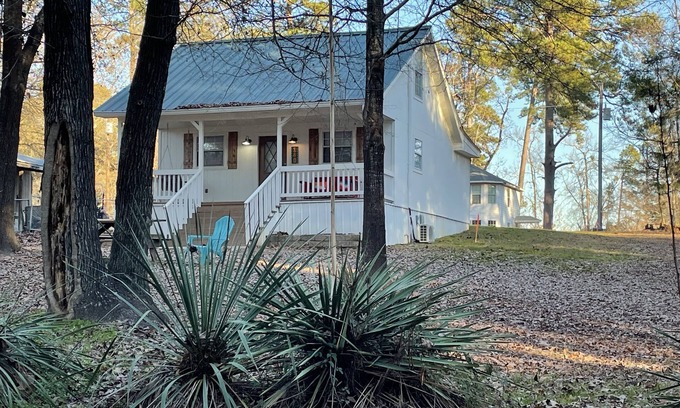 Avinger Maison | Retro Retreat at Lake of the Pines