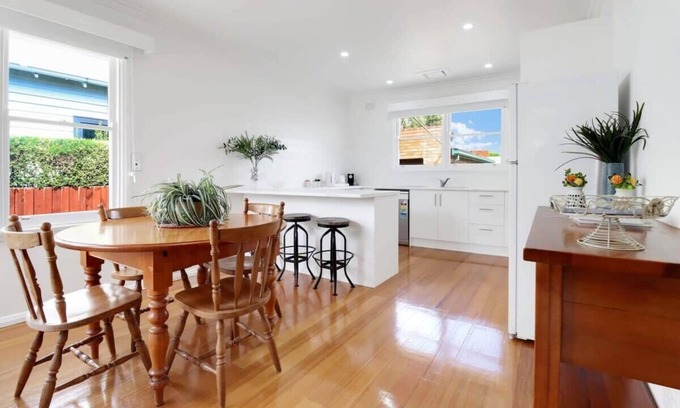 Manifold Heights Maison | Retro Retreat I Geelong Home Ideal for Families