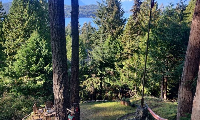 Bowen Island Maison | Retro Retreat Cabin. Step back in time on Bowen Island.