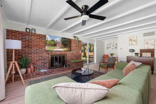 Alachua Maison | Retro Revival - Mid-Century Refuge with a '70s Twist