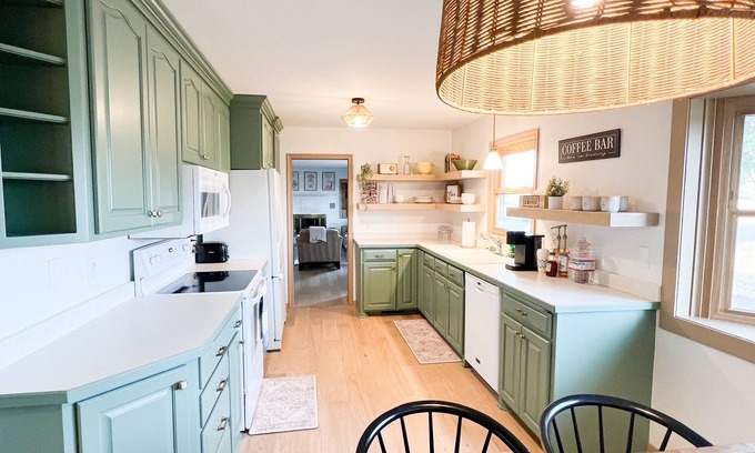 Chaska Maison | Retro vibes 4-bedroom home in Chaska with WiFi, AC, bike