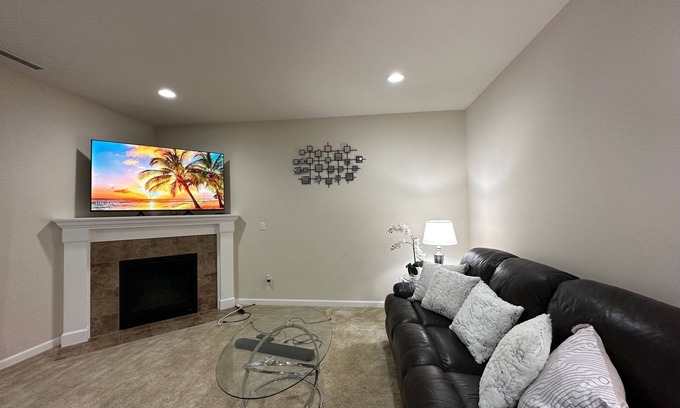 Mill Creek Maison | Reunion Villa: For relocation, fenced yard, main floor w BR and full bath. 30+N