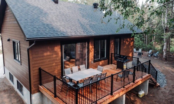 Amherst Chalet De Ski | SEZONA - Votre spa privé dans un chalet moderne