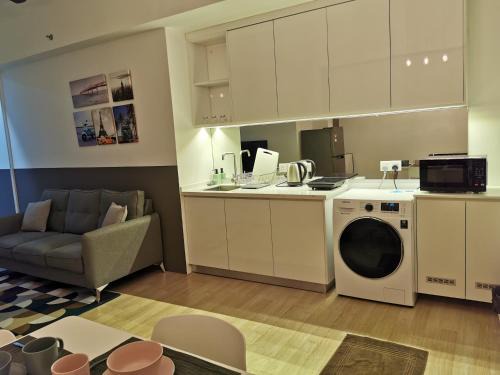 Bandar Tun Razak Appartement | REVO at AURORA PLACE, Pavilion 2, 5 Minutes To AXIATA ARENA BUKIT JALIL FREE WIFI by De Harlequins Guesthouse