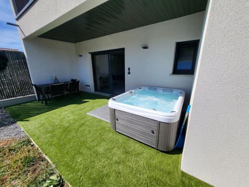 Aurillac Appartement | Rez-de-jardin de Maison avec spa et borne d'arcade