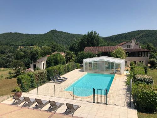 Saint-Gery Appartement | Rez de Piscine, 10 Personnes - RÊVE DE PAPILLON et À L'étage, 5 Personnes - NID D'ÉTOILES, Il s'agit bien de deux gîtes individuels qui sont reliés par un escalier interne, cela permet a une grande famille de louer les deux gîtes