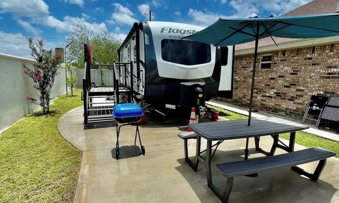 Edinburg Maison | RGV > Camper- RV Live the Experience