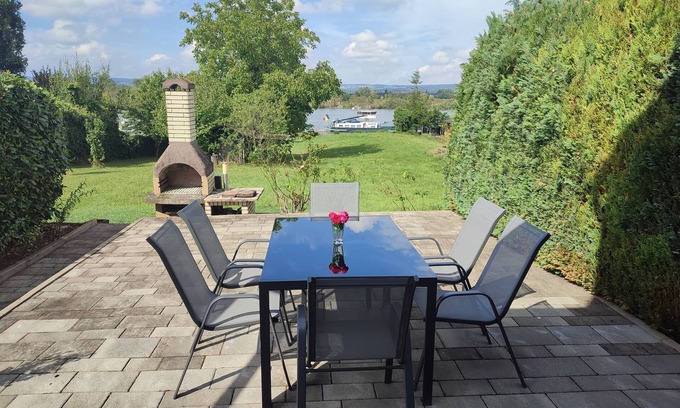 Urmitz Maison | Rheinuferhaus -Complete vacation home directly on the Rhine