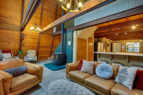 Mount Hood Village Maison | Rhododendron Family Cabin Hot Tub and Deck!