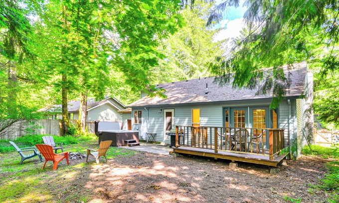 Brightwood Maison | Rhododendron Retreat w/ Hot Tub: Steps to River!