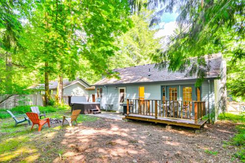 Mount Hood Village Maison | Rhododendron Retreat with Hot Tub Steps to River!