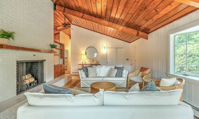 Wakefield-Peacedale Maison | Rhody Beach Bungalow - Downtown Wakefield! 7 minutes to Narragansett Beach!