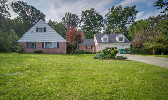 Richmond Heights Maison | Richmond Heights Retreat w/ Patio + Fire Pit!