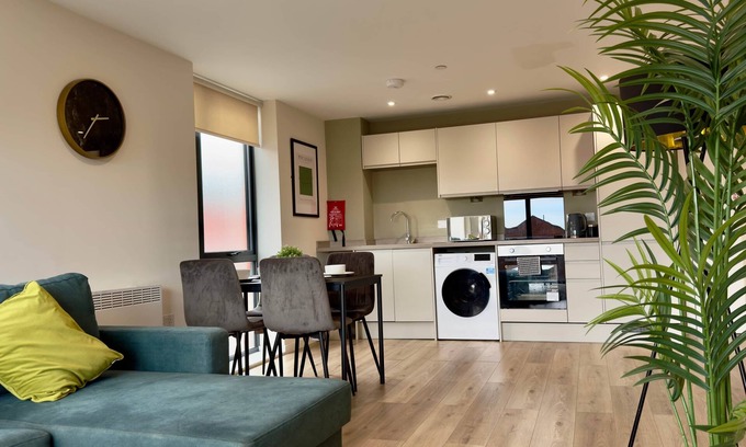 Everton Maison | Richmond Row 1 Bed Apartment - Secure Parking & EV