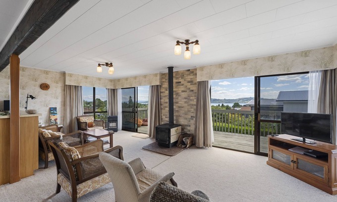 Richmond Heights Maison | Richmond Views - Lake Taupo Holiday Home