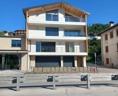 Baselga di Pine Appartement | Riflessi sul lago