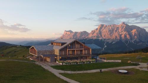 Corvara in Badia Cabine | Rifugio Alpino Pralongià