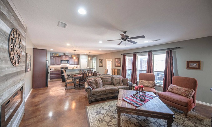 Midland Maison | Right At Home-Midland Monterrey House
