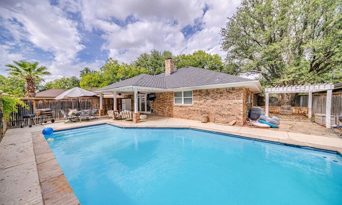 Midland Maison | Right At Home-Midland Oasis with pool-billiards