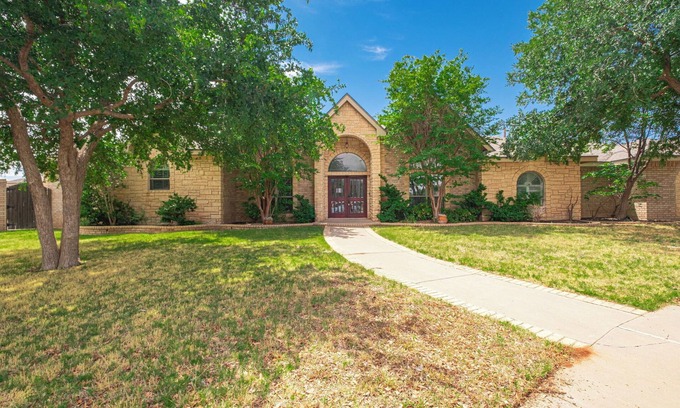 Midland Maison | Right at Home-Midland Sprawling Ranch House with Pool Cabana and Playground