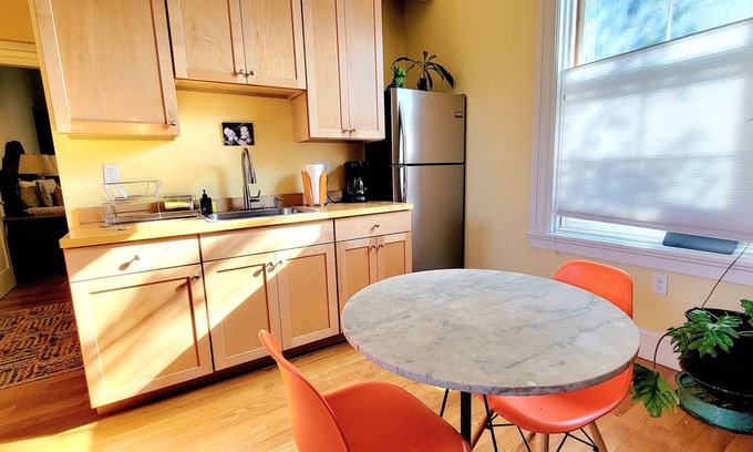 Federal Hill Appartement | Right on Broadway - Spacious West Side Apartment