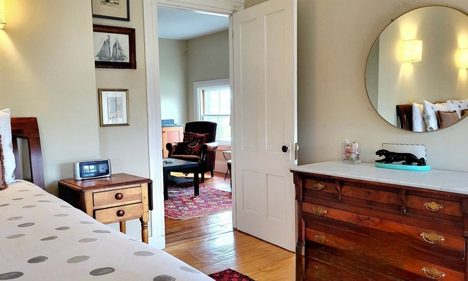 Federal Hill Appartement | Right on Broadway - Sunny, Private Apartment