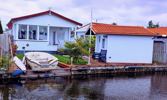 Lemmer Cabine | Right on the water - log cabin in Holland for relaxation and water sports