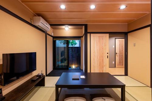 Karasuma Maison | Rinn Marikoji