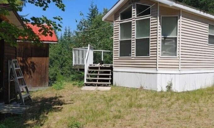 Riondel Maison | Riondel Lake view guest cottage