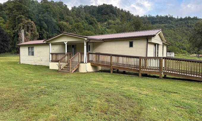 Cornettsville Maison | Ritter Lumber Yard. 4BR mobile home in Cornettsville, KY