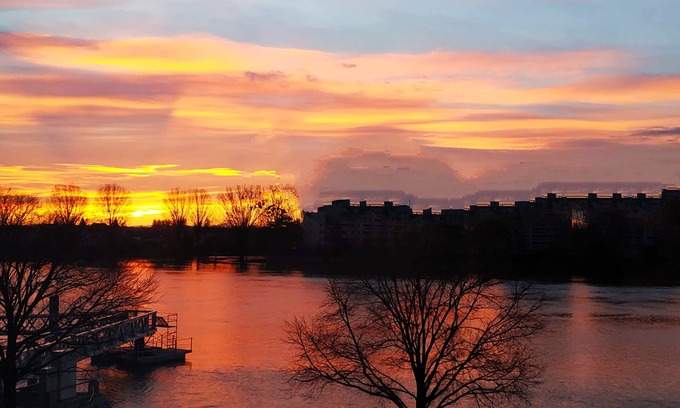 Chalon-sur-Saone Appartement | RIVE DE SAÔNE 75m2.P'tit dej.Pleasant & spacious.