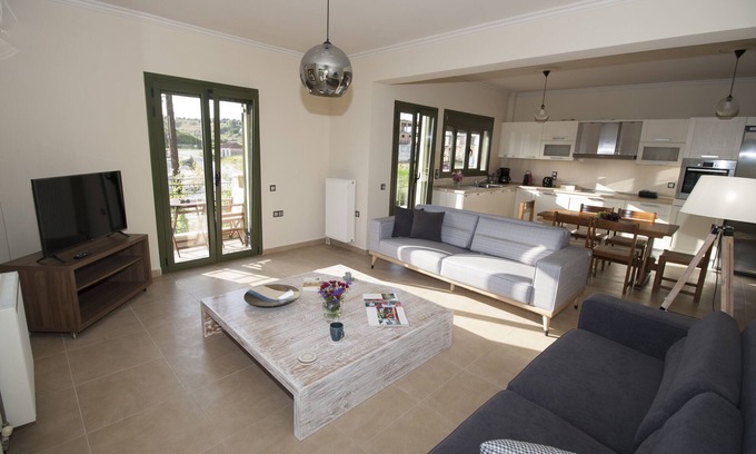 Lixouri Appartement | RIVER 2 Beautiful and large maisonette with three bedrooms