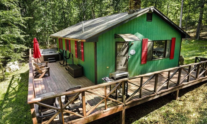 Great Cacapon Cabine | River Access Cabin w Hot Tub, Kayaks, WiFi, Grill!