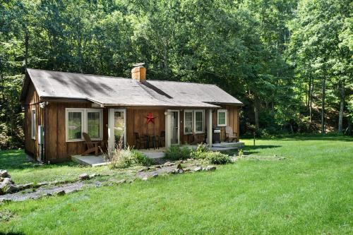 Mathias Chalet De Ski | River Access w Hot Tub, Grill, WiFi, & Fire Pit!