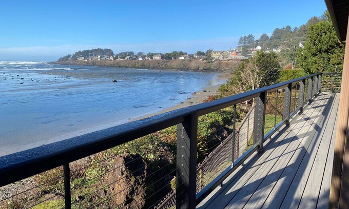 Yachats Maison | Meilleure vue en ville! Plaisir en famille sur notre plage privée. L'eau de la rivière peu profonde en face