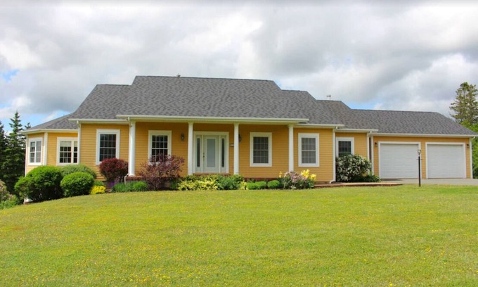New Glasgow Maison | River Front Executive Home Close to Amazing Beaches, Restaurants, & Golf Courses