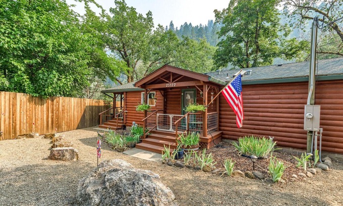 Trail Maison | 'RIVER HAVEN' is a serene riverside cabin on the Rogue River