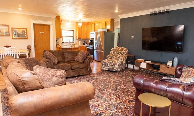 Rockton Maison | River House in historic Rockton, IL