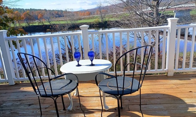 Rumford Point Maison | River House at Rumford Point. 15 mins to Sunday River. Wifi, Hot tub, Theater.