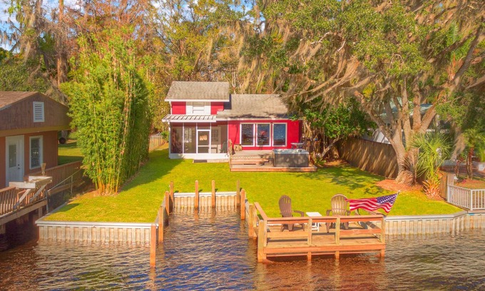 Ormonds Jungle Den Camp Sites Maison | River house with 2 boat docks