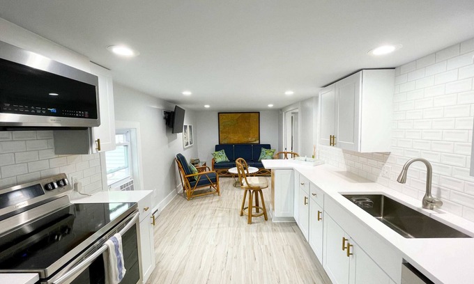 Clayton Copropriété | River Inspired 1-BR Condo in the Cottages on James
