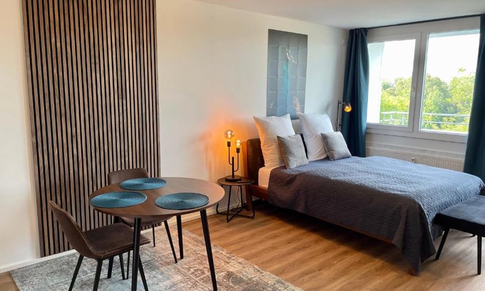 Offenbach am Main Appartement | River Main I Taunus View I Workplace I Kitchen