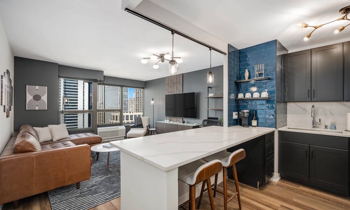 Near North Side Appartement | River North Chicago Chic w/King Bed - Lake & Skyline Views