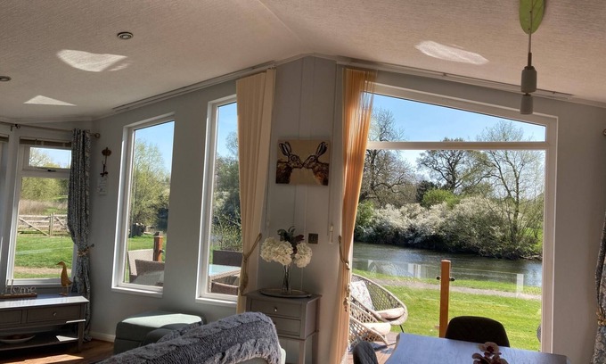 Tiddington Maison | River Retreat Lodge is front line with panoramic views over the river Avon.