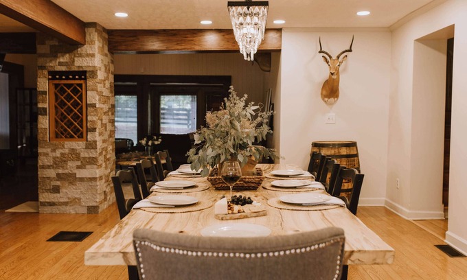 Saint Paul Cabine | RIVER Retreat for 10 w/POOL, HOT TUB, FIRE PIT & OPTIONAL GUESTHOUSE for 4