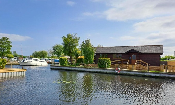 Brundall Maison | River Retreat - Norfolk Broads