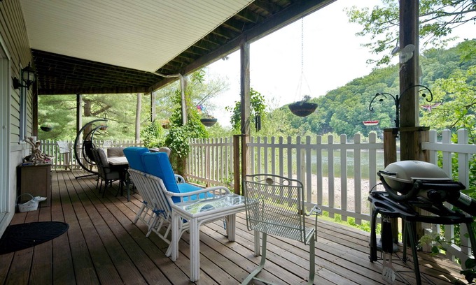 Danboro Maison | Retraite fluviale avec appartement privé et terrasse sur la magnifique rivière Delaware