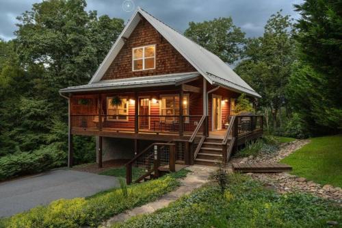 Horse Shoe Maison | River Rock Cabin - Comfortable, Private Home with King Beds & Mountain Views