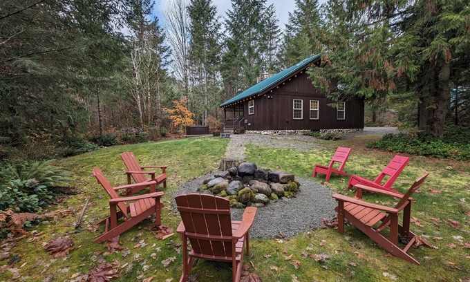 Skykomish Chalet De Ski | River Rock Chalet - Hot Tub, Pets, EV Charger, Minutes to Stevens Pass