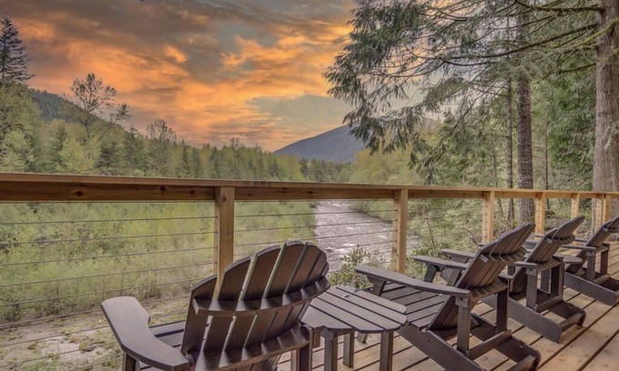 Welches Cabine | River View Cabin - Cozy Cabin, Awesome Views, Fireplace, Hot Tub